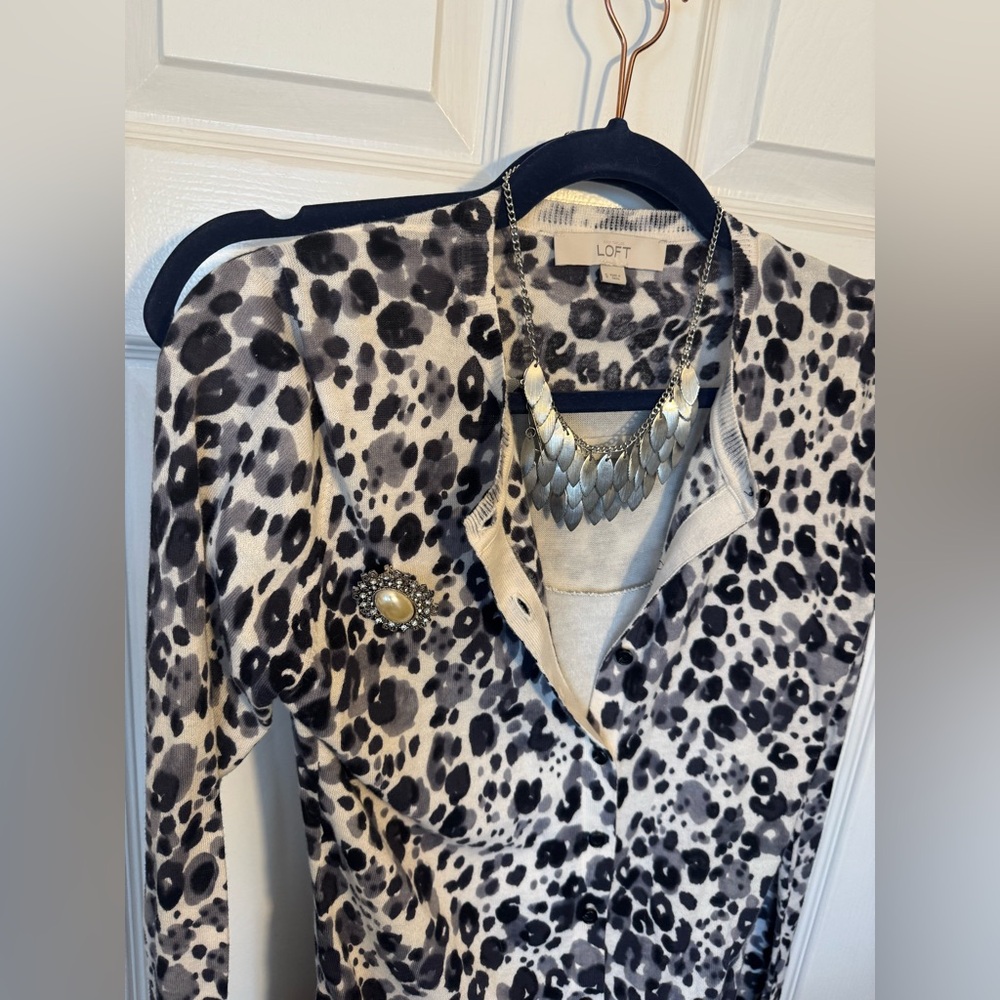 Ann Taylor LOFT Women's Black and White Leopard Print Cardigan Size Small - Picture 8 of 9